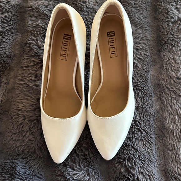 Elegant White Block Heel Pumps - Picture 2 of 2